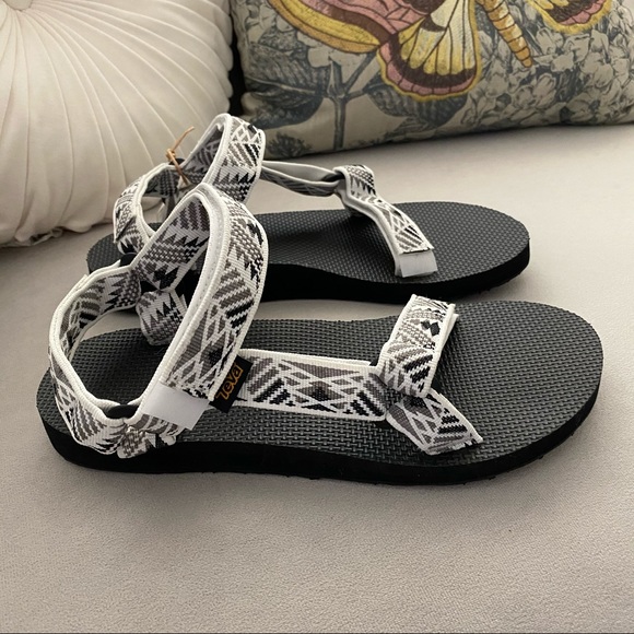Teva Shoes - NO OFFERS Teva Original Universal Boomerang White